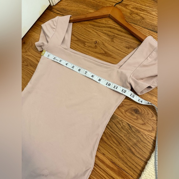 Aritzia Babaton Contour Squareneck Shortsleeve Bodysuit size Small - Picture 6 of 9